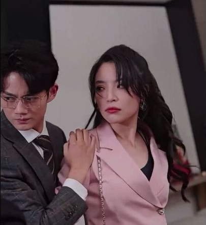 《霸道女总裁惹不得》完整版在线观看