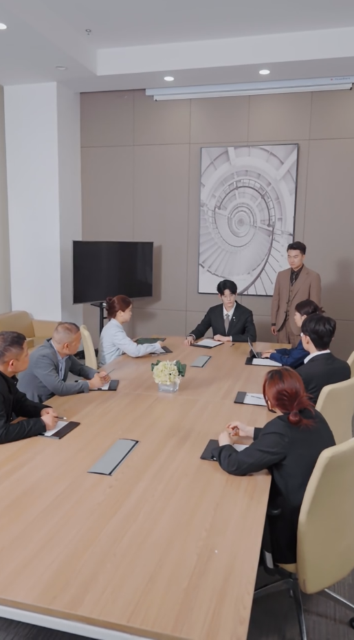 《离婚后，哥哥们送我十个男模》完整版在线观看